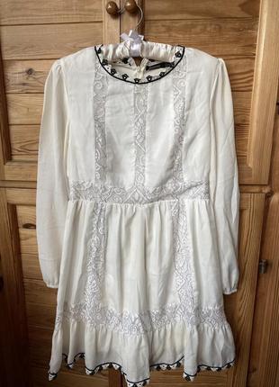 Біле плаття з вишивкою і мереживними вставками boohoo1 фото