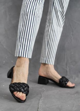 Черные плетеные шлепанцы на каблуке летние женские кожаные (натуральная кожа) - женская обувь 20214 фото