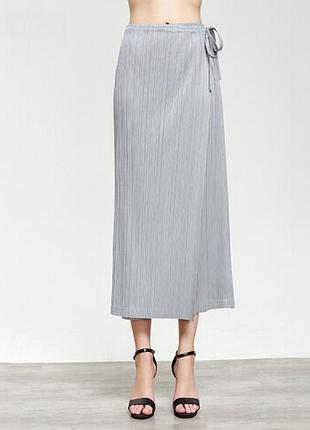 Спідниця міді, з ефектом на запах, сіра з цікавим принтом 2021