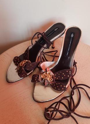 Luciano carvari босоніжки з шнурівкою вздовж ноги