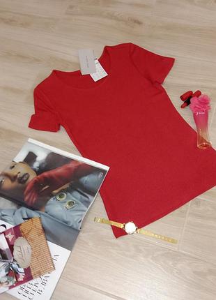 Футболка в алом цвете