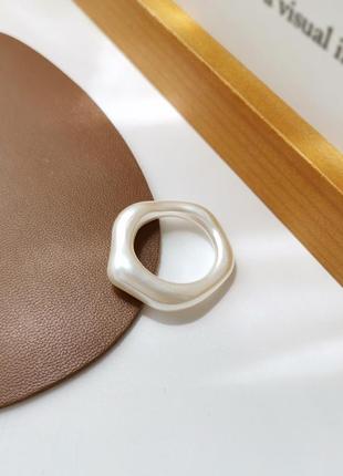 Жемчужное кольцо оригинальной формы. стильное минималистичное колечко жемчуг
