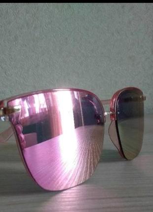 Солнцезащитные очки
розового цвета3 фото