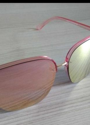 Солнцезащитные очки
розового цвета2 фото