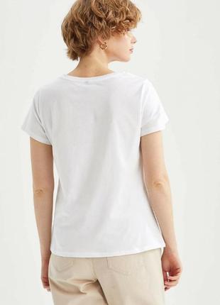 Біла жіноча футболка defacto дефакто з золотистим принтом get glowing6 фото