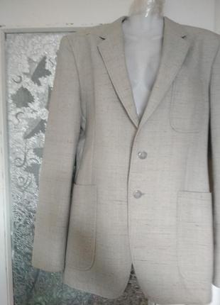 Льняний білий костюм.