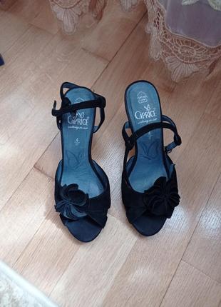 Черные кожаные замшевые стильные туфли босоножки на каблуке caprice2 фото