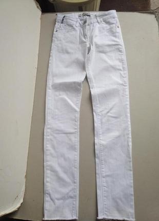 Білосніжні джинси скінні з необробленими краями2 фото