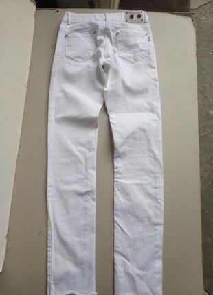 Білосніжні джинси скінні з необробленими краями6 фото