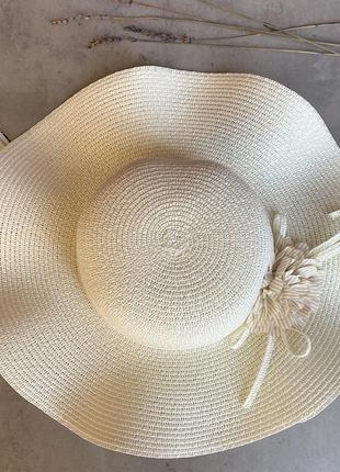 Соломенная шляпа с волнистыми полями средней ширины margo в молочном цвете