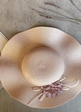 Соломенная шляпа с волнистыми полями средней ширины margo в пудровом цвете