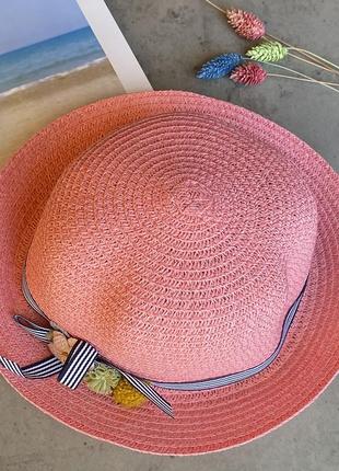 Cоломенная панама mi-mi розового цвета с лентой и элементом декора в виде цветов