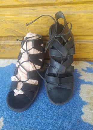 Босоножки на шнурочки на квадратном каблуке