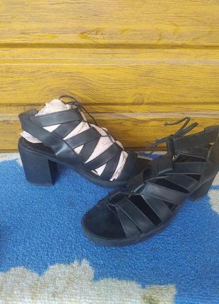 Босоножки на шнурочки на квадратном каблуке3 фото