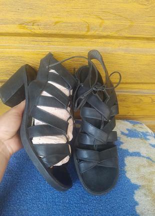 Босоножки на шнурочки на квадратном каблуке4 фото