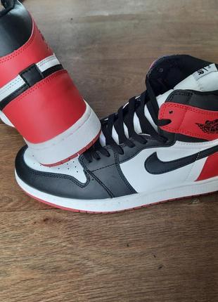 Мужские кроссовки nike air jordan 1 retro high og (черно/бело/красные)1 фото