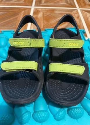 crocs Сірі дитячі сандалі