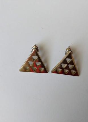Сережки гвоздики,трикутник . розмір 2 на 2 див.1 фото