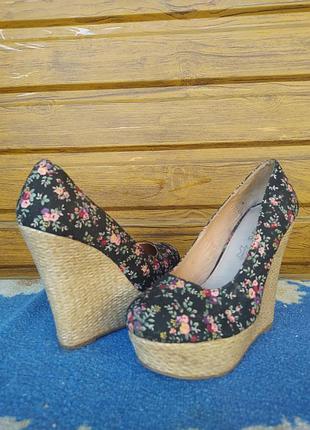 Туфлі на високій танкетці, квітковий принт,