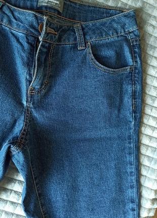 Однотонные тонкие джинсы прямого кроя1 фото