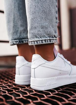 Женские кроссовки nike air force 1 lx white lace beige3 фото