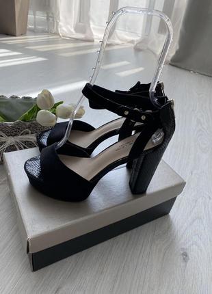 Стильные босоножки new look на каблуке