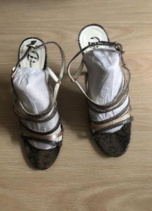 Стильные босоножки