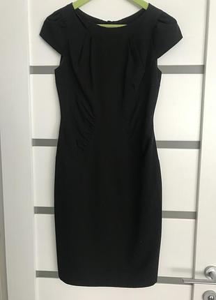 Чорне маленьке плаття