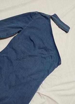 Трендовое джинсовое платье с чокером на одно плечо5 фото