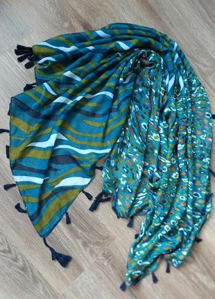 Легкий шарфик з пензликами цікавого забарвлення