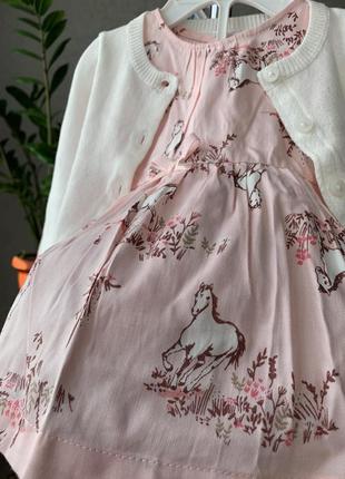 Платье на девочку розового цвета с принтом лошадок и с белой кофточкой фирмы сarters4 фото