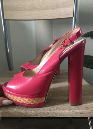 Яскраві босоніжки на високому каблуці