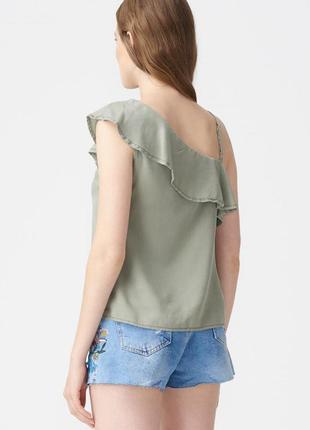 Блуза річна на одне плече хакі з воланом тенсель3 фото