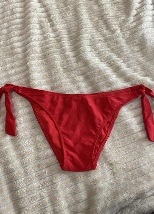 Купальні червоні трусики