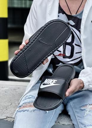 Чоловічі капці nike slide чорні з білим логотипом4 фото