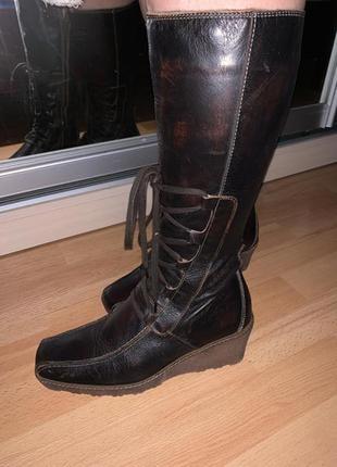 Шкіряні жіночі високі чоботи на танкетці на блискавці демісезонні темно коричневі6 фото