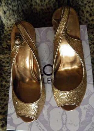 Шикарні святкові туфлі на шпильці.