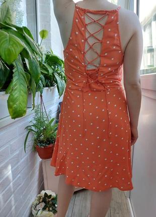 Платье в горошек с оригинальной шнуровкой на спинке3 фото