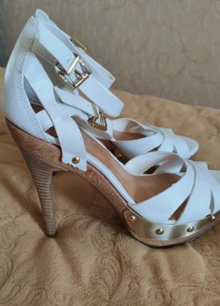 Білі босоніжки натуральна шкіра сабо schutz