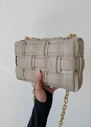 Женская сумка bottega veneta the chain cassette  light beige бежевая4 фото