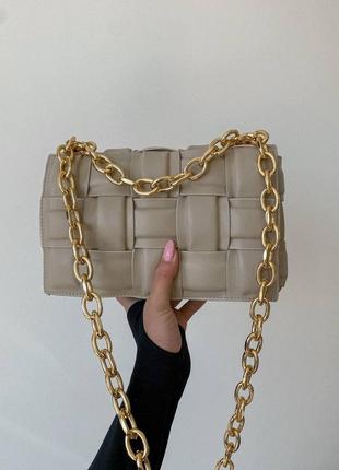 Жіноча сумка bottega veneta the chain cassette light beige бежева