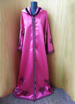 Атласное платье кимоно кафтан с капюшоном с вышивкой в этно стиле розовое / галабея / абая1 фото