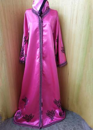 Атласное платье кимоно кафтан с капюшоном с вышивкой в этно стиле розовое / галабея / абая2 фото
