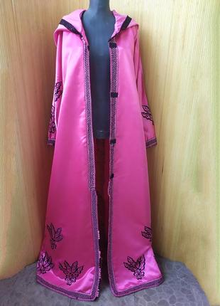 Атласное платье кимоно кафтан с капюшоном с вышивкой в этно стиле розовое / галабея / абая3 фото