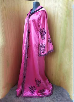 Атласное платье кимоно кафтан с капюшоном с вышивкой в этно стиле розовое / галабея / абая4 фото
