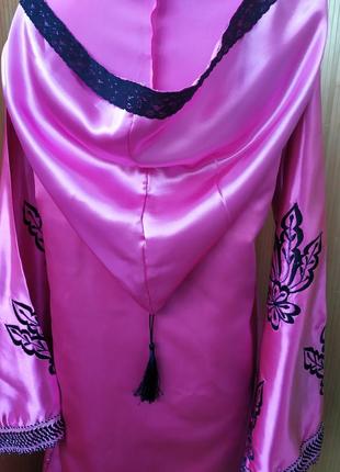 Атласное платье кимоно кафтан с капюшоном с вышивкой в этно стиле розовое / галабея / абая6 фото