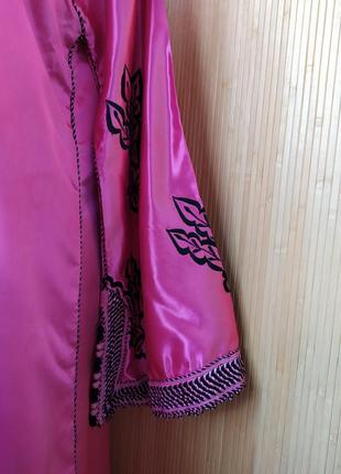 Атласное платье кимоно кафтан с капюшоном с вышивкой в этно стиле розовое / галабея / абая7 фото