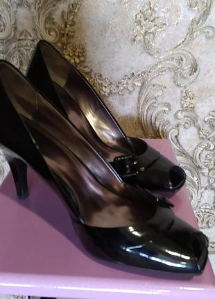 Потрясающие черные лаковые туфли на высоком каблуке и открытым носом размер 40