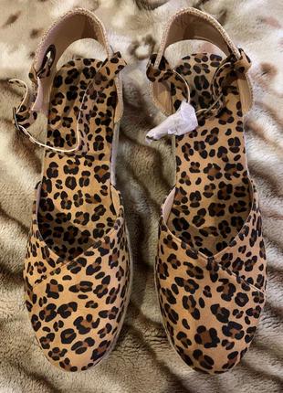 Трендові босоніжки