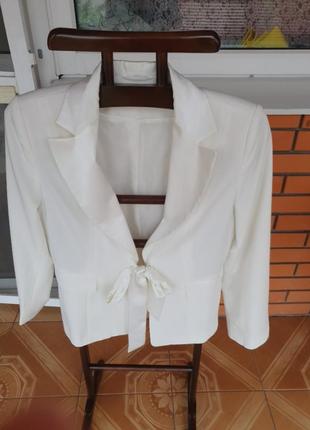 Белый нарядный пиджак классика1 фото